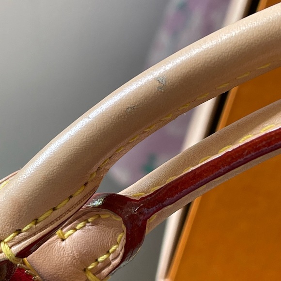 Authentic LV V Tote MM Rouge in Monogram With strap - Picture 8 of 15